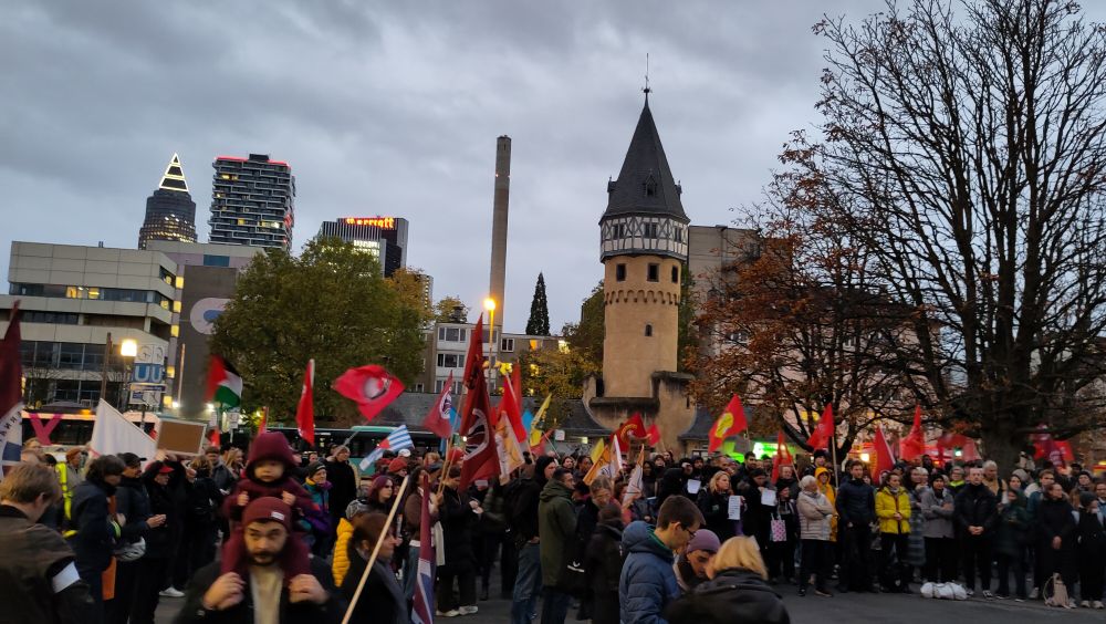 Kundgebung, dahinter die Bockenheimer Warte.