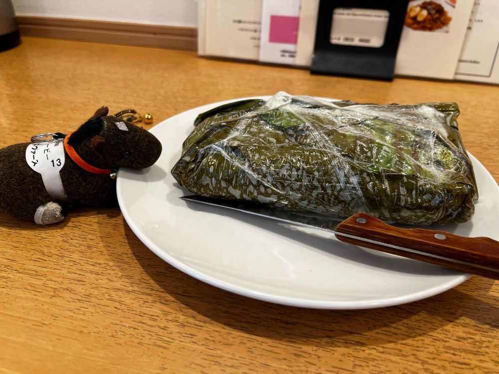 バナナの葉に包まれたランプライス。これだと小さく見える