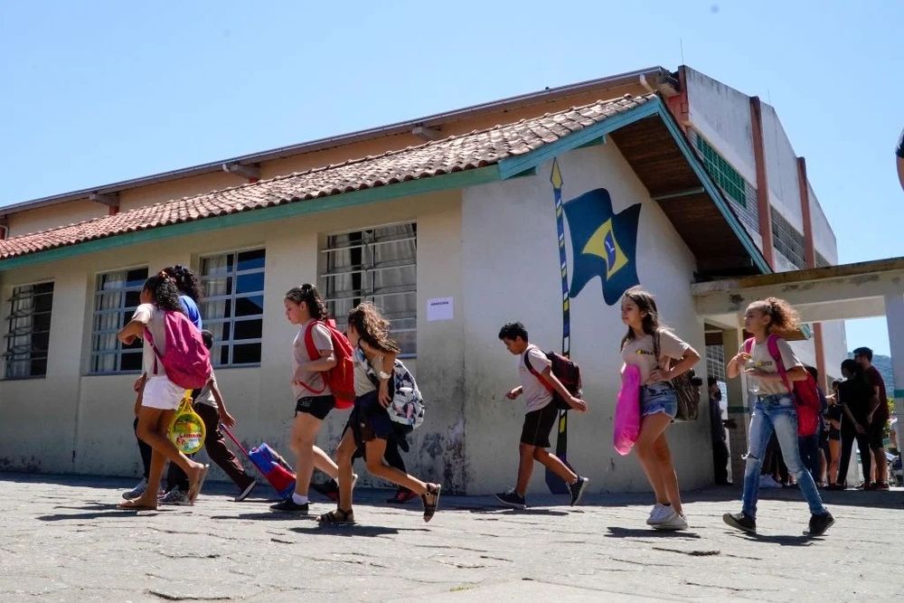 Estudo revela que escolas cívico-militares de SC gastam mais e pioram indicadores