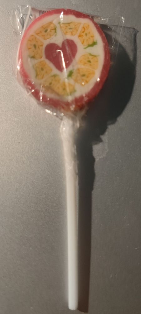 una piruleta con un corazón rodeado de piñas sobre fondo blanco y borde rojo