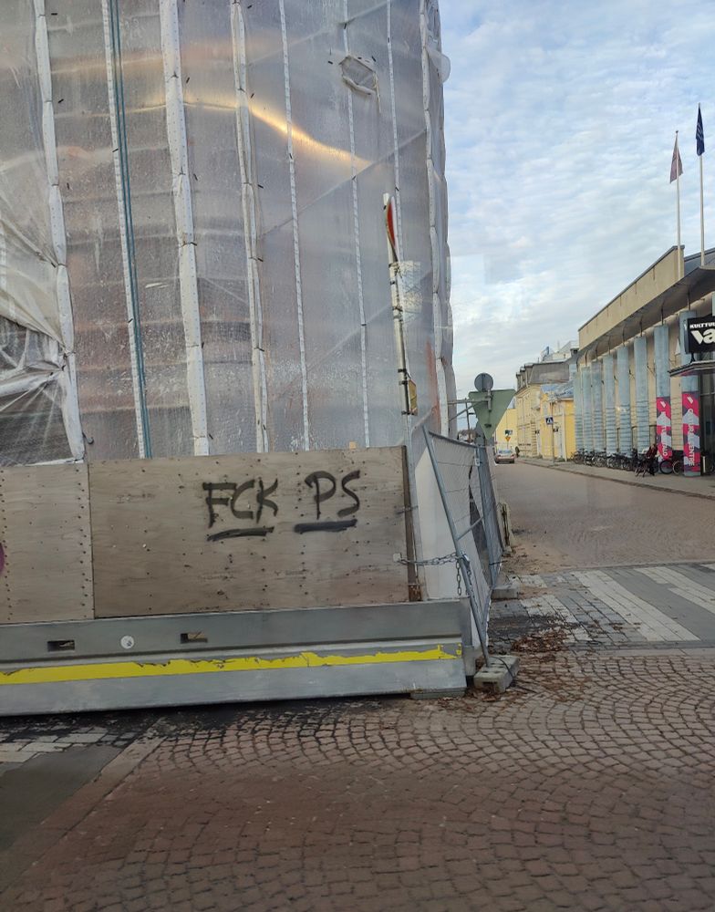 Vanerinen suoja-aita jossa spreijattu sanat fck ps