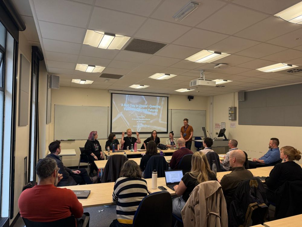 Packed seminar room for our panel on queer legal futures! Rosie Fox, Zoe Tongue, James, Kay Lalor and Flora Renz, sat on the front desk as a panel while Mitchell Travis introduced us. James is doing peace sign, for some reason