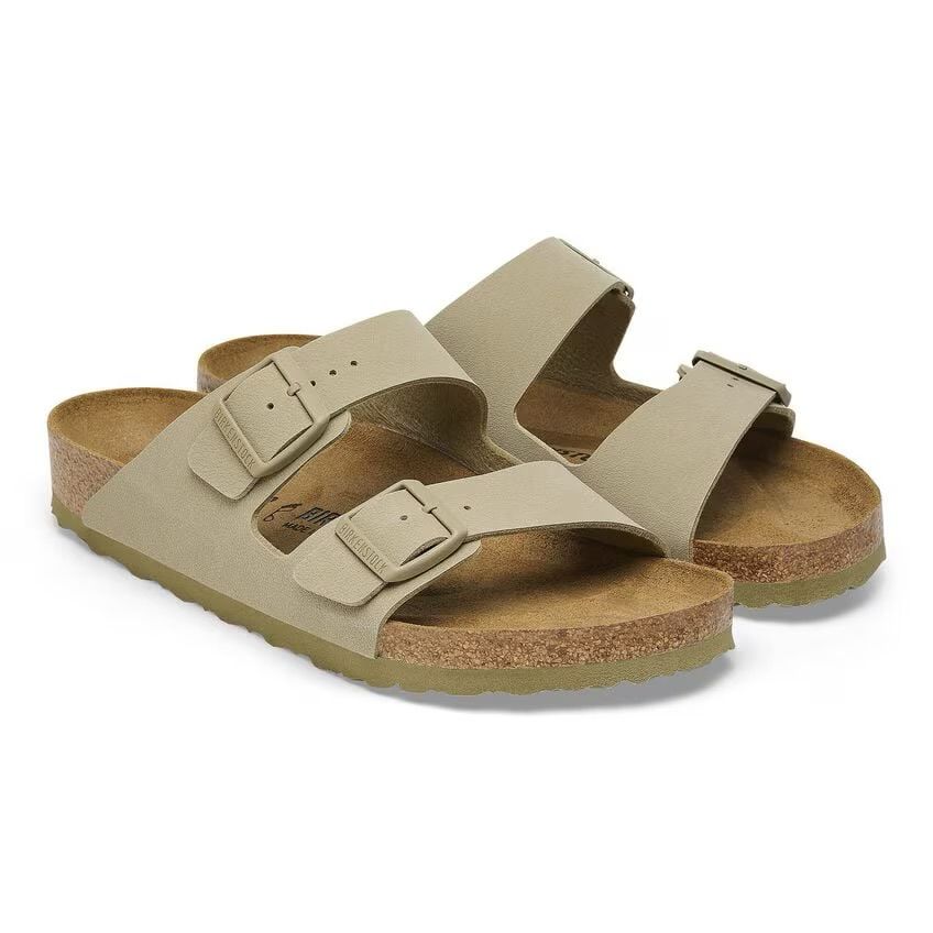 Hell-khakifarbene Zweiriemer-Birkenstock.