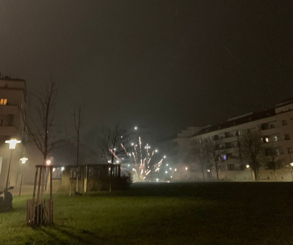 Kleines Feuerwerk am Boden im Karl Marx Hof
