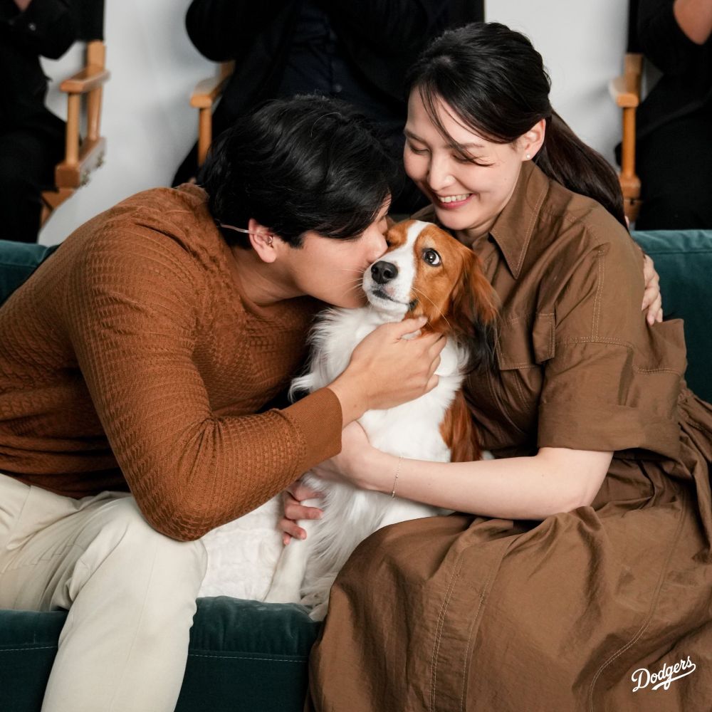 오타니, 애견 디코이, 부인 마미코 모두 갈색톤으로 차려입었다