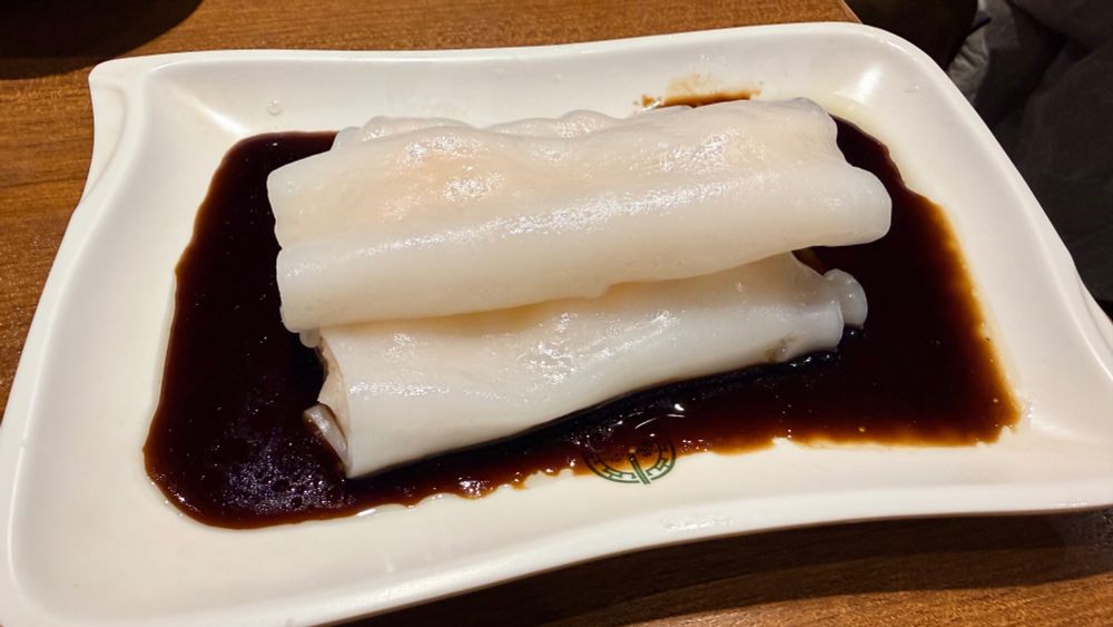 하얀 피로 감싼 새우 창펀. 바닥에 간장소스가 깔려있다. 