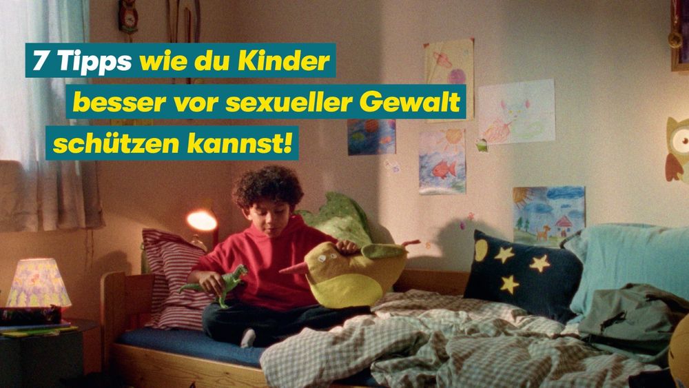 Ein Bild von einem Kind, was auf seinem Bett sitzt und mit Stofftieren spielt. Darüber der Text: 7 Tipps, wie du Kinder besser vor sexueller Gewalt schützen kannst. U B S K M Punkt d e.