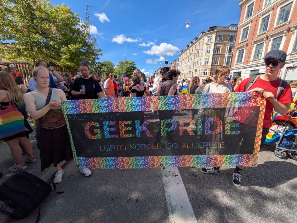Pride-banner med teksten: GEEK PRIDE – LGBTQ nørder og allierede