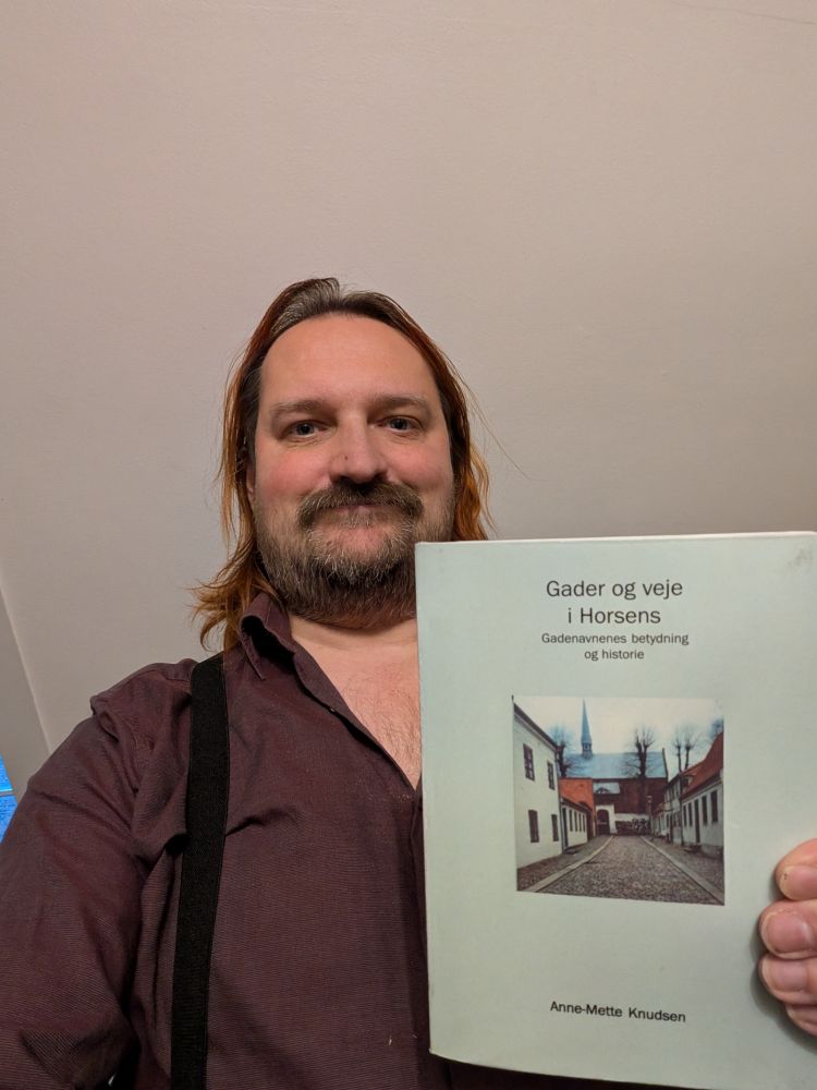 Peter med biblioteksbog i hånden