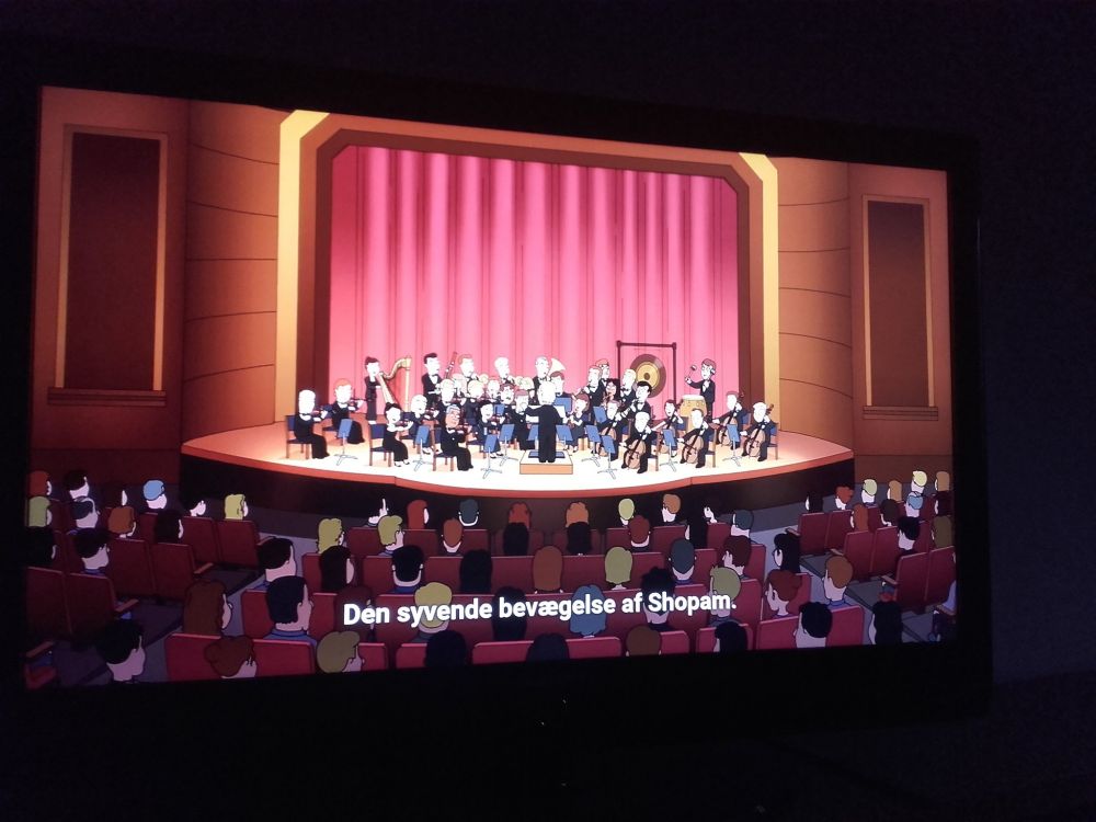 Scene fra Family Guy, hvor "Seventh movement by Chopin" i de danske undertekster er oversat til "Syvende bevægelse af Shopam"