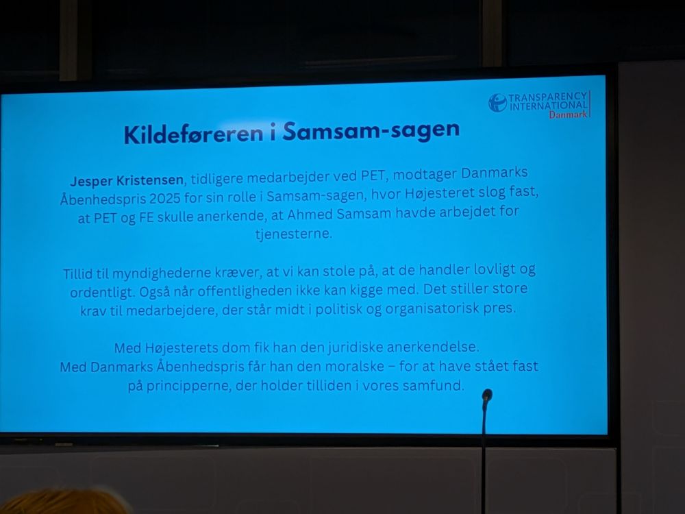 Kildeføreren i Samsam-sagen

Jesper Kristensen, tidligere medarbejder ved PET, modtager Danmarks Åbenhedspris 2025 for sin rolle i Samsam-sagen, hvor Højesteret slog fast, at PET og FE skulle anerkende, at Ahmed Samsam havde arbejdet for tjenesterne.

Tillid til myndighederne kræver, at vi kan stole på, at de handler lovligt og ordentligt. Også når offentligheden ikke kan kigge med. Det stiller store krav til medarbejdere, der står midt i politisk og organisatorisk pres.

Med Højesterets dom fik han den juridiske anerkendelse.

Med Danmarks Åbenhedspris får han den moralske - for at have stået fast på principperne, der holder tilliden i vores samfund.