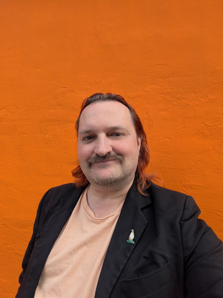 Peter foran orange mur 