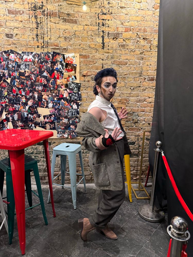 k.hols mid-posing with an attentive but caught off guard look on its face
(xoxo spjorks circus 4eva)
