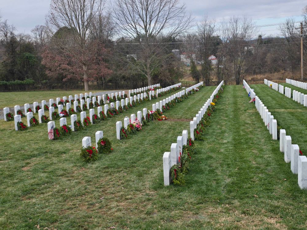 Wreaths at the gravestones of veterans 
