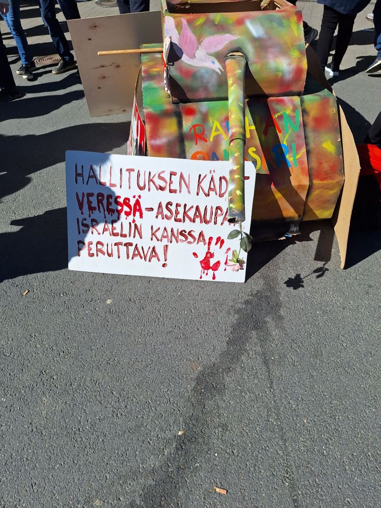 "Rauhanpanssari" eli pahvinen tankki, jonka edessä olevassa kyltissä lukee "Hallituksen kädet veressä - asekaupat Israelin kanssa peruttava!"