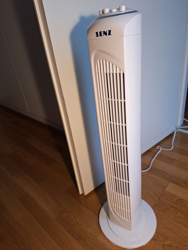 Senz-tuuletin lattialla seinään kytkettynä