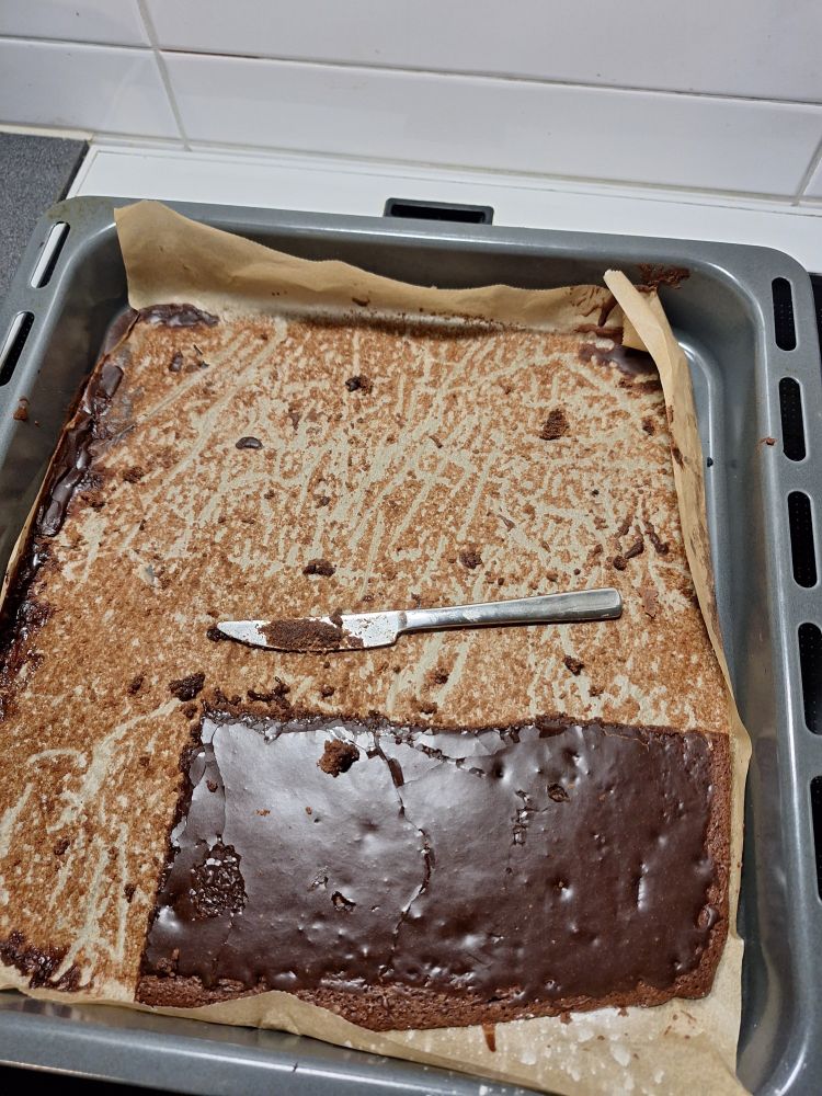 Pellillinen masaliisoja eli mokkapaloja, joita on vajaa rivi jäljellä