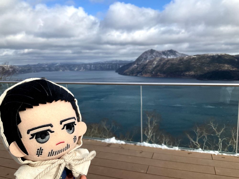 摩周湖で撮られた尾形のぬいぐるみの写真