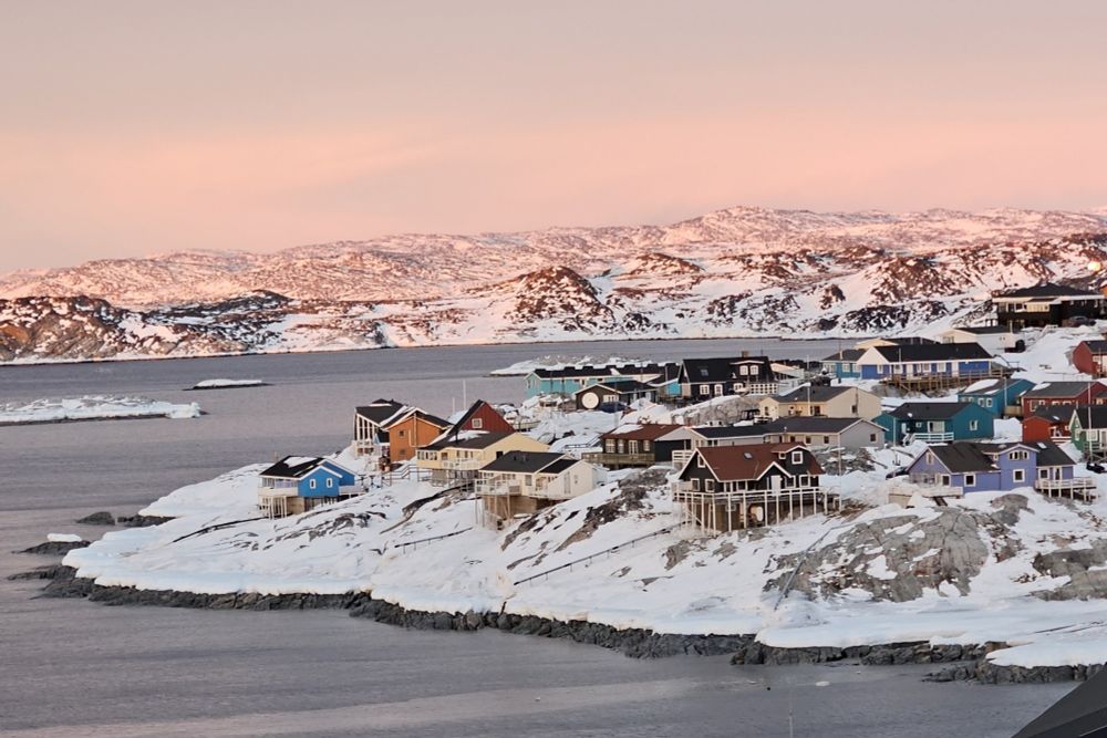 The city Ilulissat meets the vast ocean 