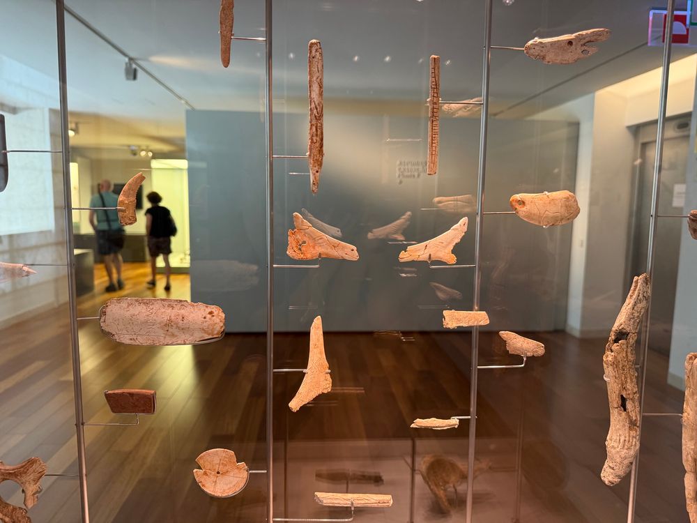 Objects with decorative patterns from various paleolithic cultures in Asturias.