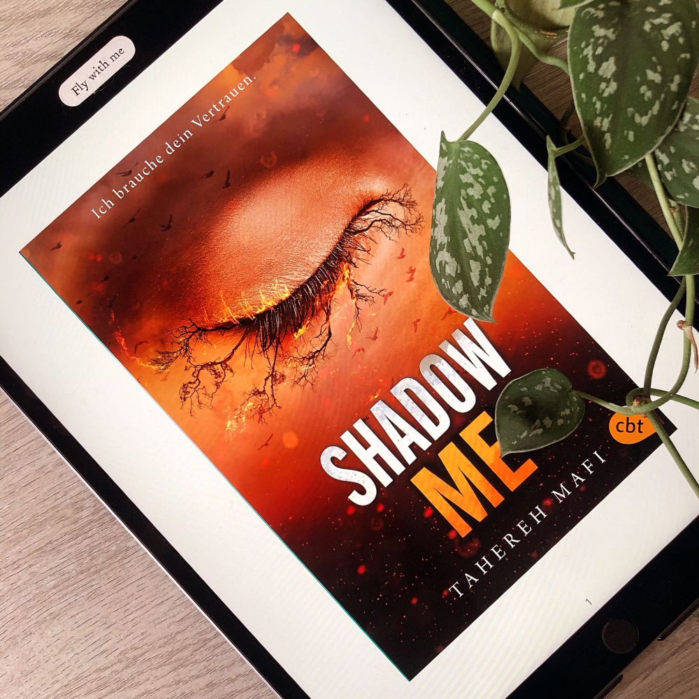 Das eBook liegt hier ein bisschen unter einer Pflanze versteckt. Auf dem Cover ist ein geschlossenes Auge zu sehen, dessen Wimpern teilweise wie Bäume ohne Blätter wirken.