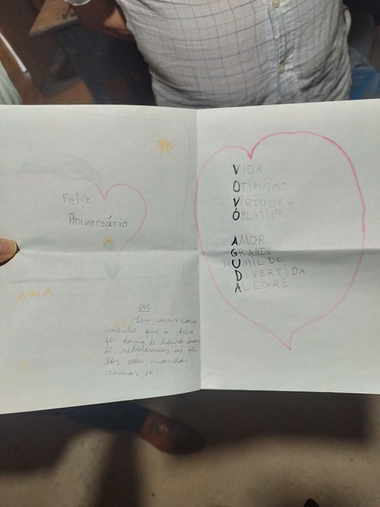 foto do interior do papel, escrito feliz aniversário com um coração dentro. na página seguinte um acróstico
Vida
Otimismo
Virtudes
Óblativa

Ámor
Grande
hUmilde
Divertida 
Alegre