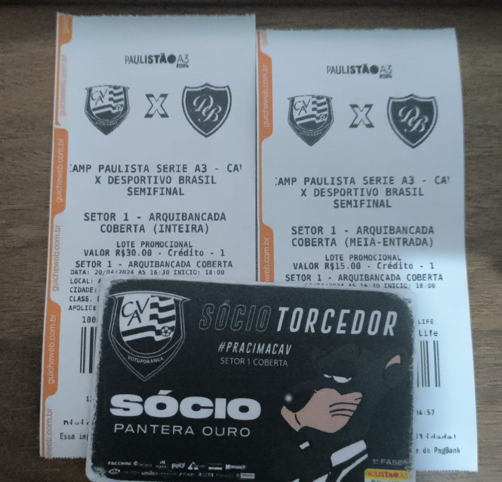 A imagem exibe 2 ingressos para o jogo Votuporanguense x Desportivo Brasil pela semifinal do campeonato Paulista A3 a ser realizado no dia 20/04/2024. Sobre os 2 ingressos é possível ver uma carteirinha de sócio torcedor  (Pantera Ouro) da Votuporanguense.