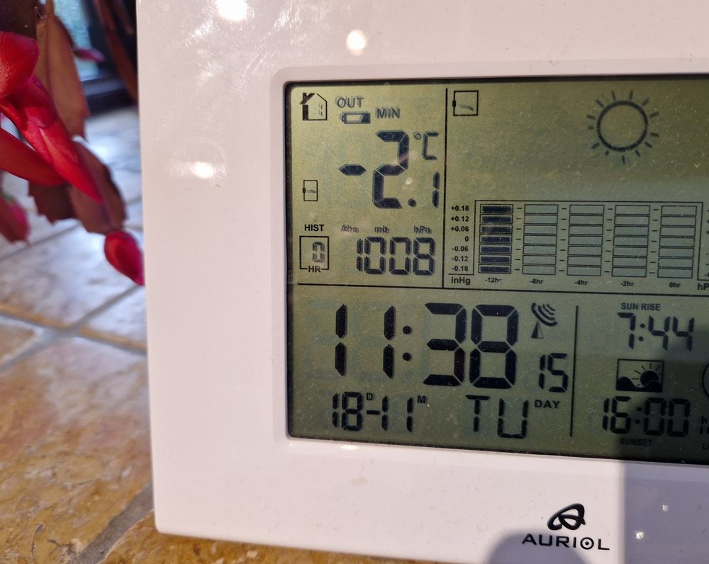 Outdoor thermometer showing minimum temperature - 2.1c