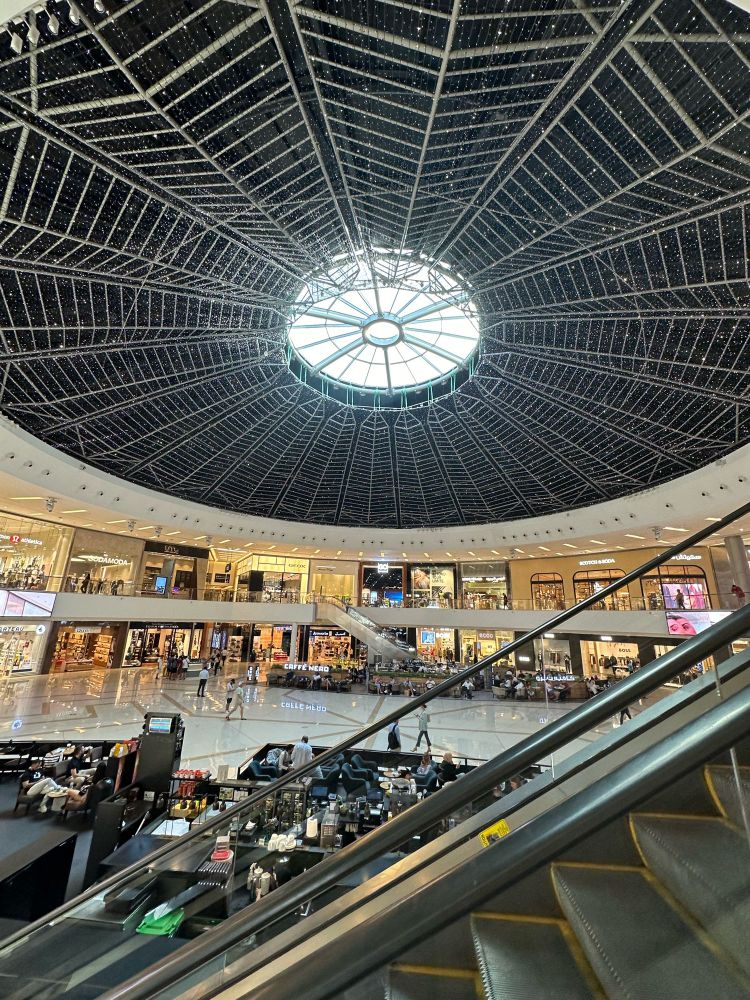 1駅先のマリーナモールへ。ドバイの携帯番号ゲットしにきたw