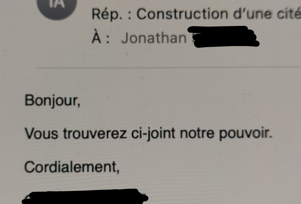 Capture d'écran d'un mail :
Bonjour. Veuillez trouver ci-joint notre pouvoir. Cordialement.