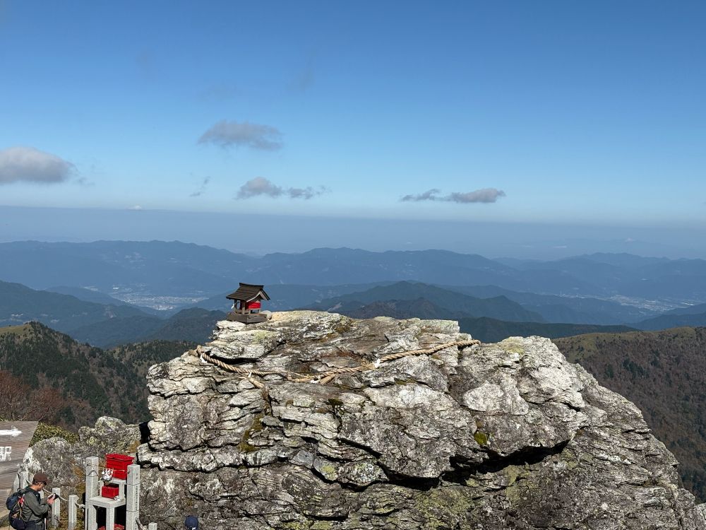 山頂の小さな神社