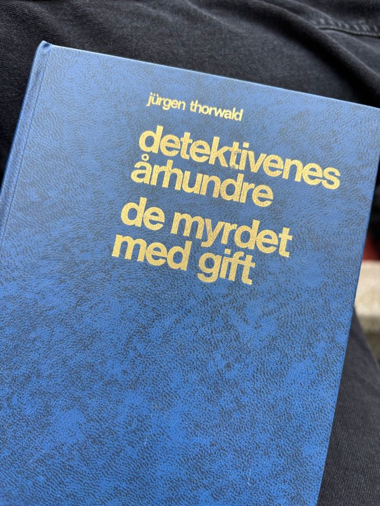 Blå bok med forsidetekst «Detektivenes århundre: de myrdet med gift»
