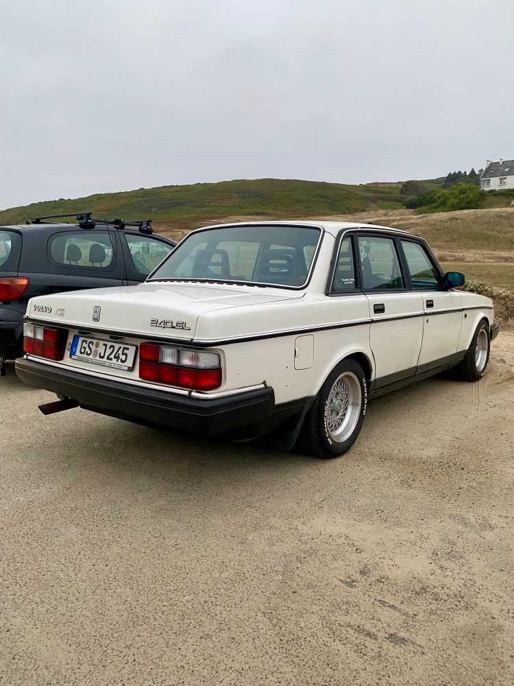 Voiture vintage Volvo 240 blanc crème 
