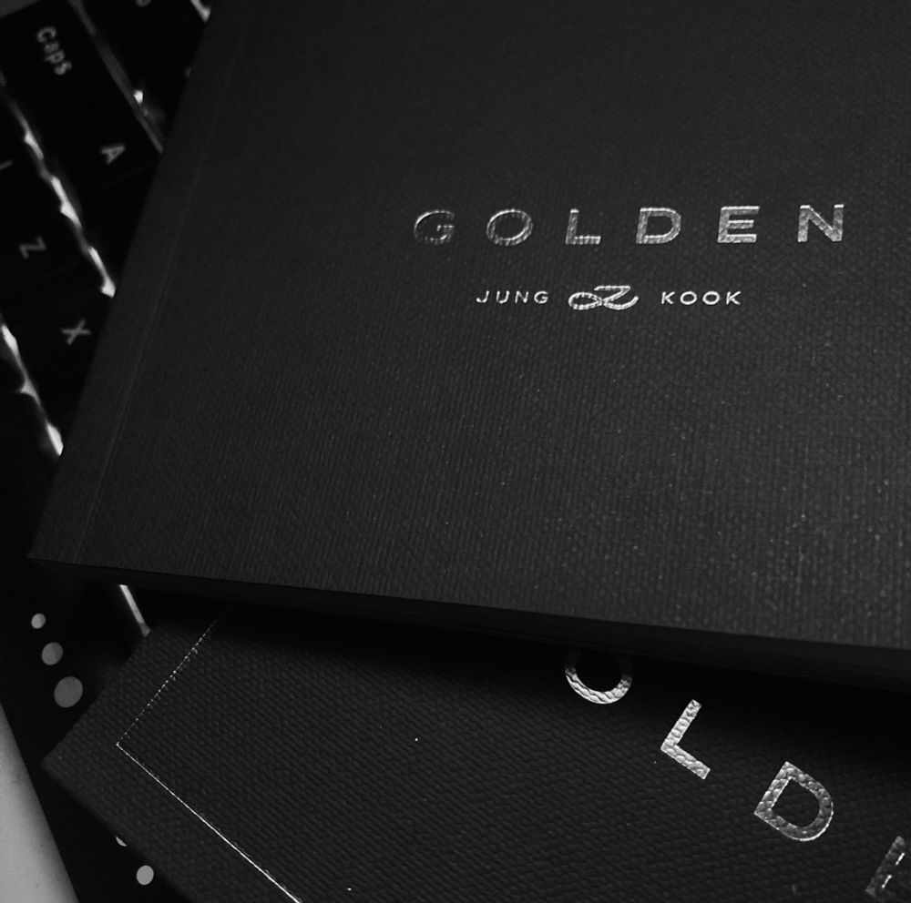 O nome completo de Jungkook é 전정국/田柾國 e foi dado pelo avô do idol. O significado real não é conhecido pelo maknae do BTS, mas ele acredita que pode dizer algo como “os pilares da nação”.