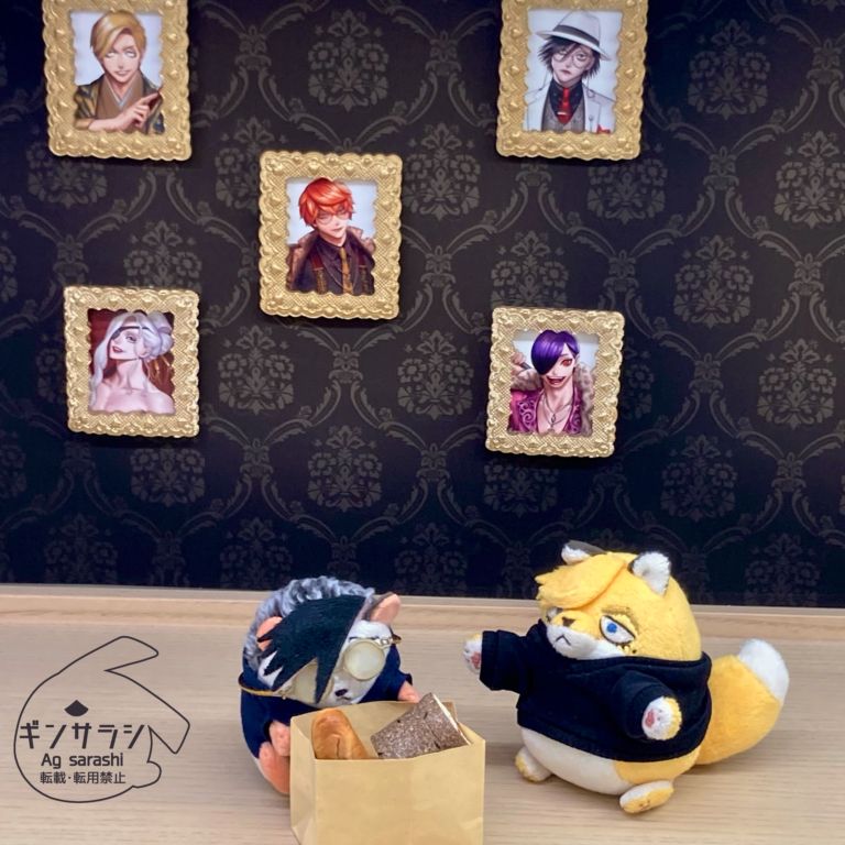 祭りギャンズ肖像画のあるぬい撮りスポットでパンの袋を覗き込むハリさめとそれを見ているコヤ神