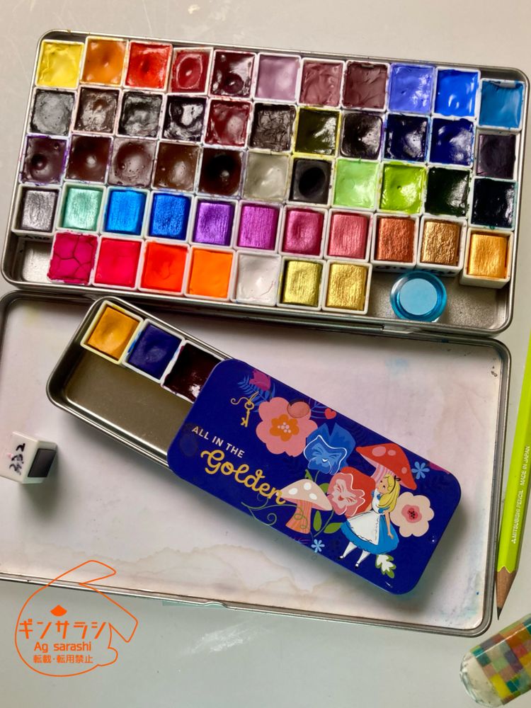 色鉛筆用のメタルケースにハーフパンを詰めてあるパレット。小なメタル製タブレットケースも写っている。