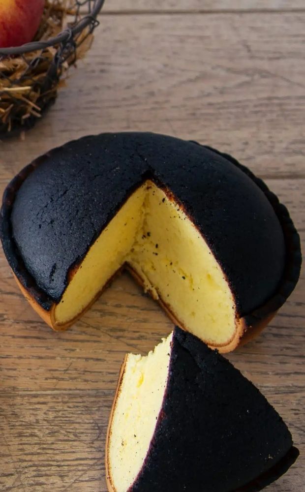 Tourteau fromager des 2 Sèvres,  croûte noire, mie jaune et moelleuse 
