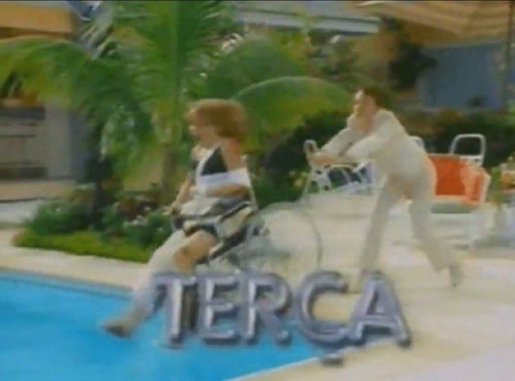 frame de um anúncio antigo de novela, onde uma pessoa joga outra pessoa dentro da piscina, em uma cadeira de rodas 

na imagem está escrito TERÇA