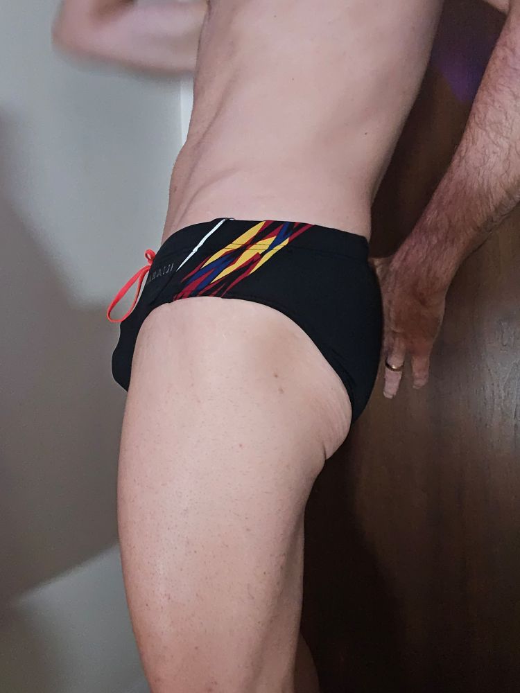Same speedo, turned to the side. I found an angle where the cage print IS visible.