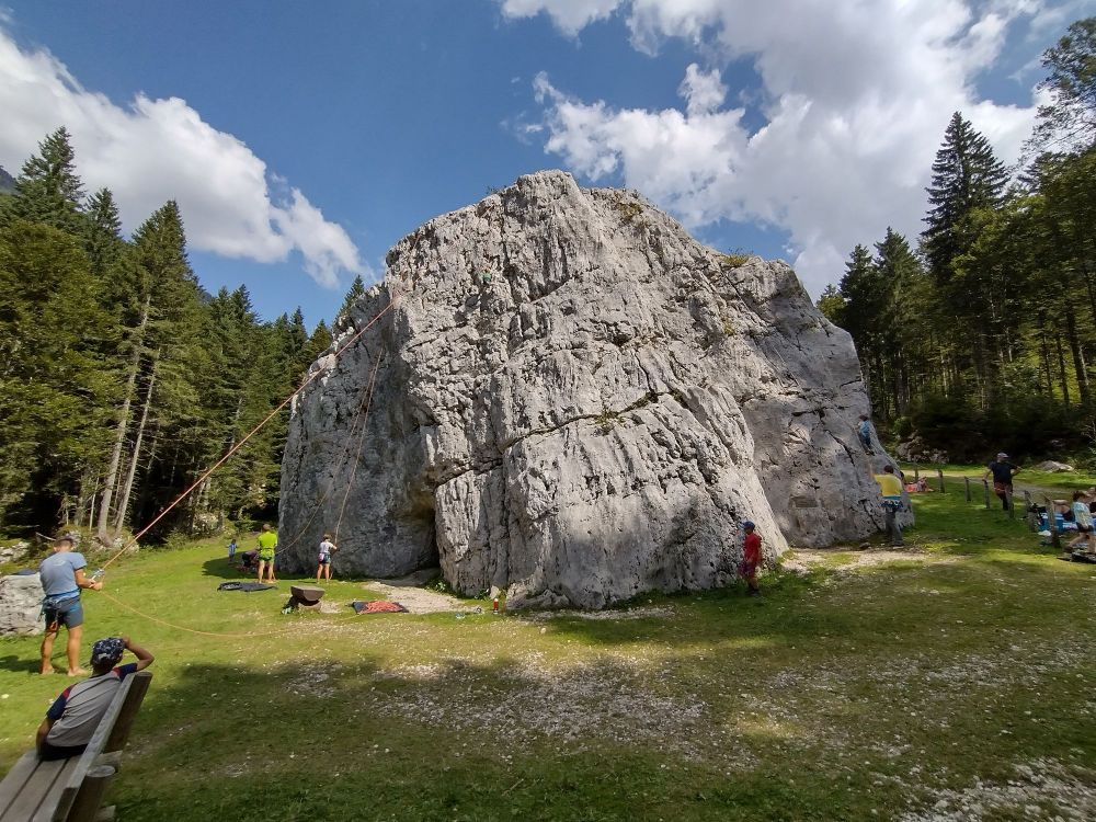 La palestra di arrampicata del sasso Camet, grande masso erratico nel bosco di Sella Nevea