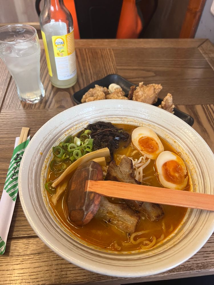 Eine Portion Spicy Miso Ramen mit Weichem Ei, Karaage und eine Yuzuka Limonade