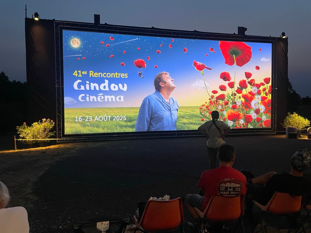 L’écran du théâtre de verdure, avec la slide de l’affiche de l’année projetée 