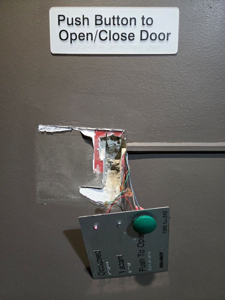 A broken button with an helpful sign, a metaphor for my mood.