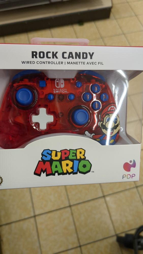 Roter controller für die Nintendo Switch, mit Super Mario Aufdruck