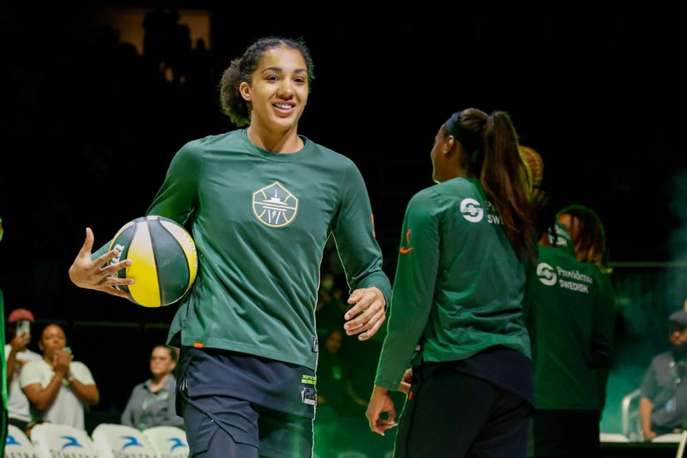 A whirlwind for Gabby Williams, from Olympic hero to a return with the Seattle Storm — Circling Seattle Sports