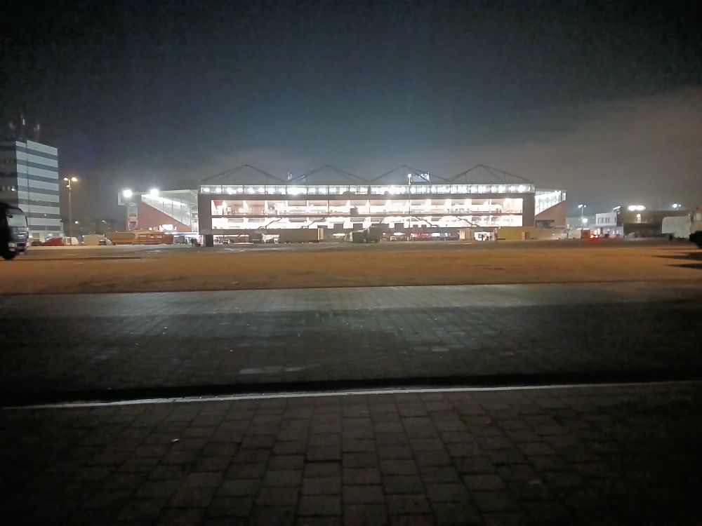 Noch beleuchtete Gegengerade vom Millerntor etwa 1,5Std. nach Anpfiff. 