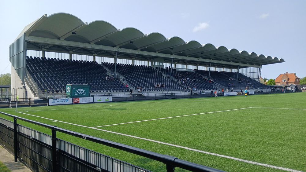 Haupttribüne im Vanløse Idrætspark mit Teil vom Spielfeld. 