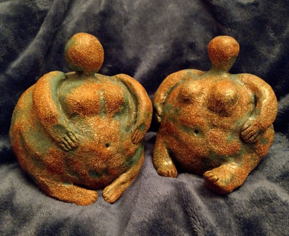 Kaksi pallomaista pallonaista keramiikkaa.