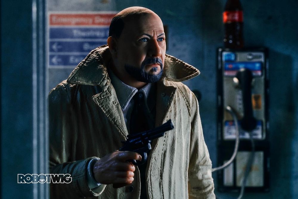 Loomis entering hospital armed with pistol
