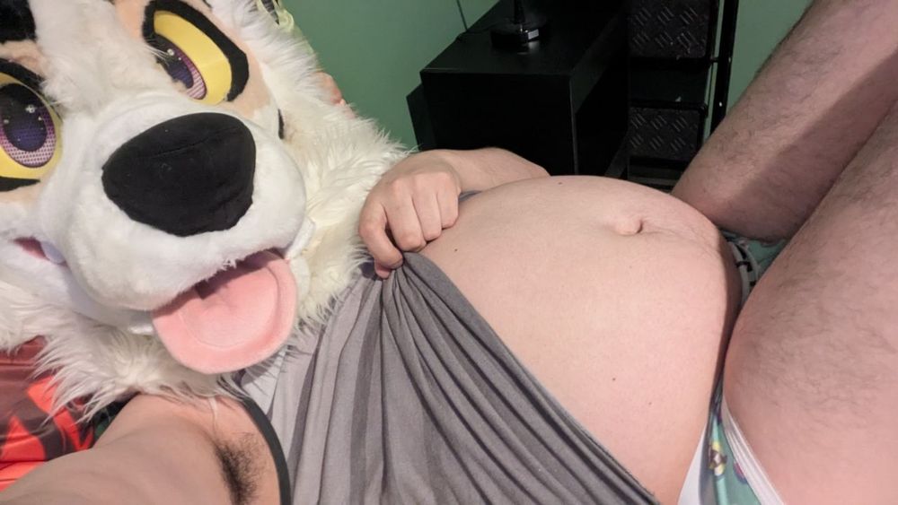 Belly out selfie!